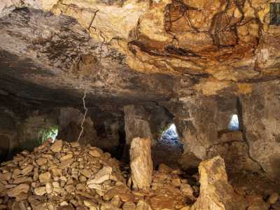 ...che conducono a un�infinit� di archi, locali, depositi e ambienti concatenati tra loro che formano un labirinto sotterraneo